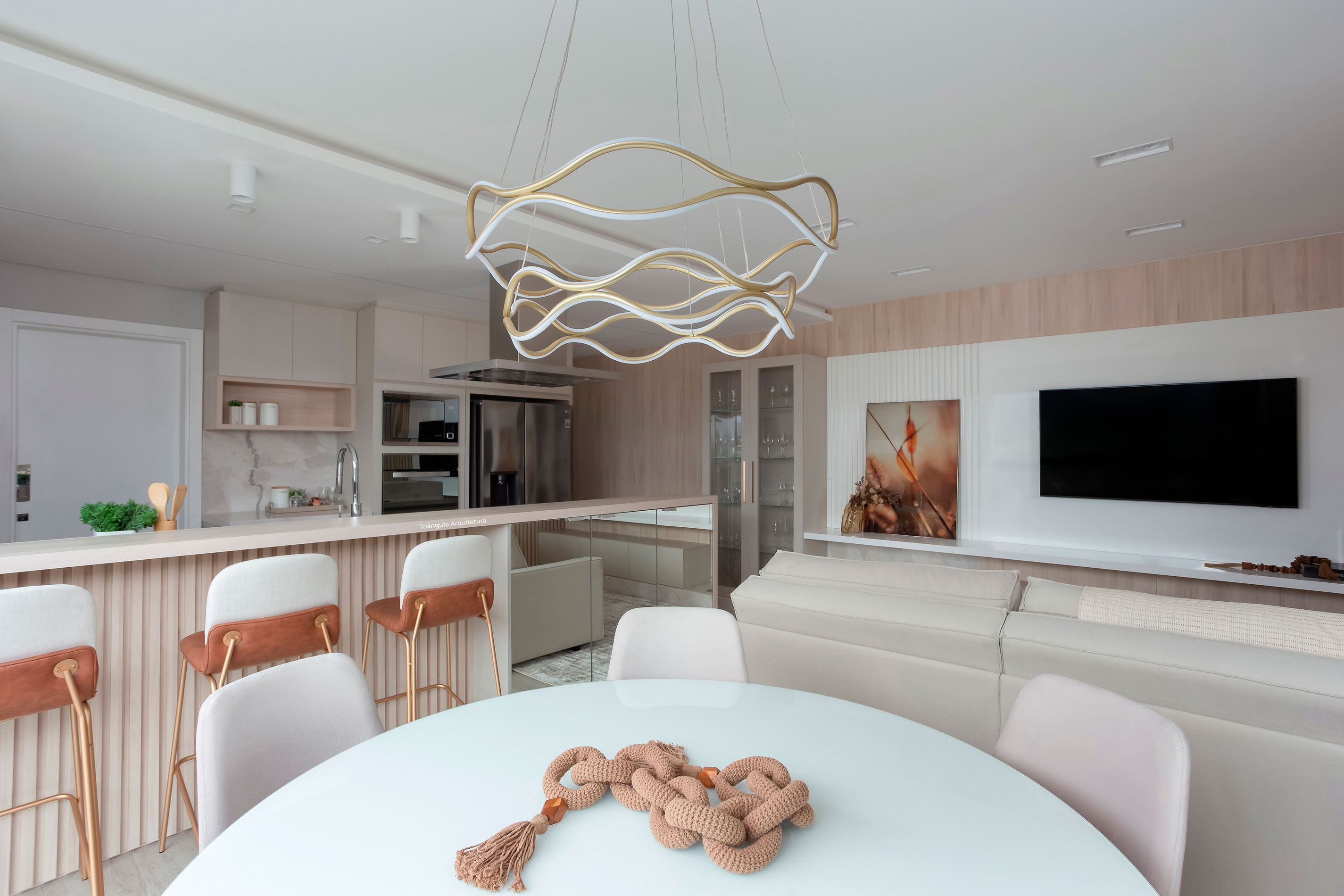 Living moderno inteiramente produzido em móveis sob medida