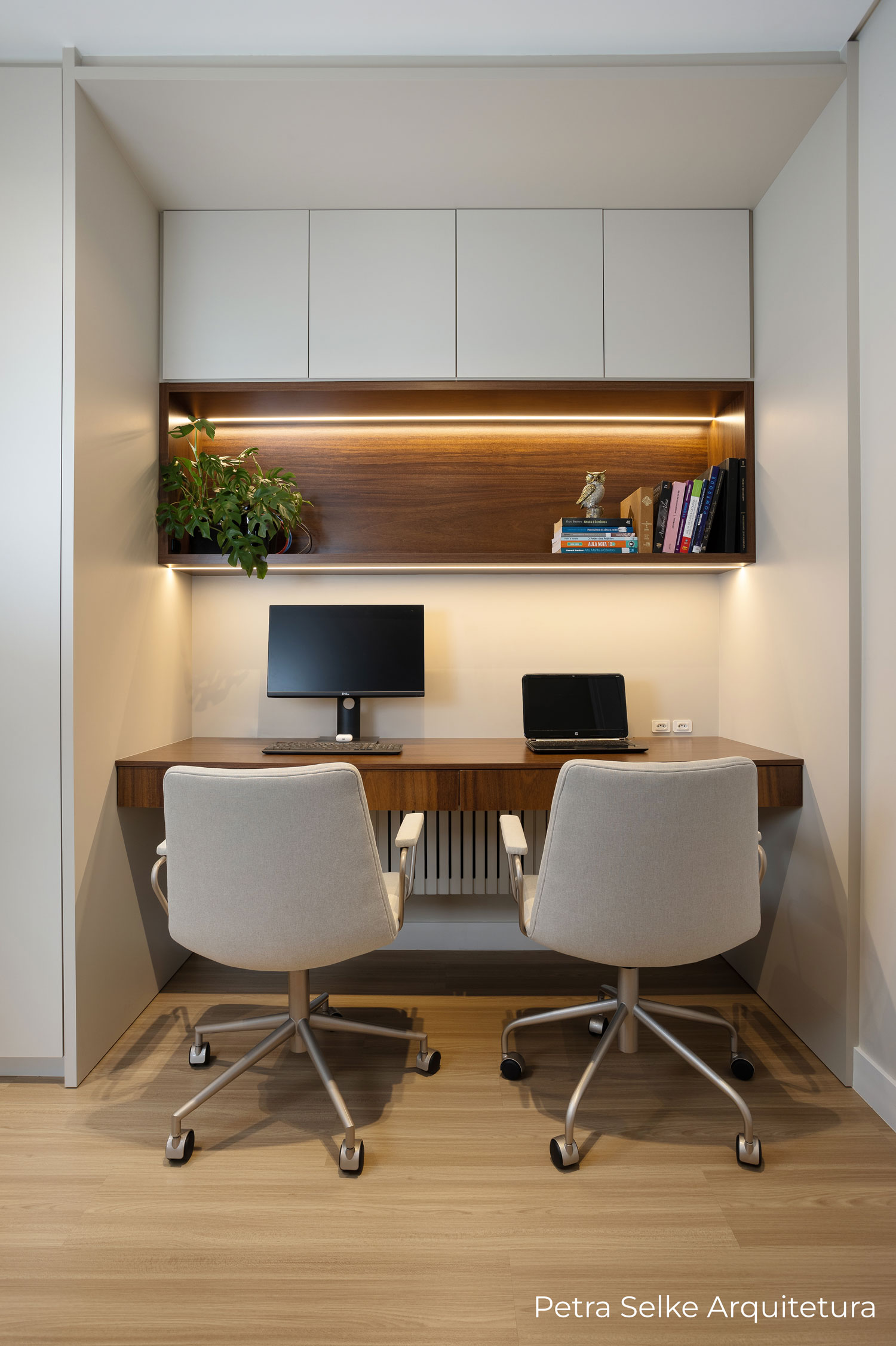 Escritório moderno e compacto em casa com led, MDF cor clara e madeirado escuro