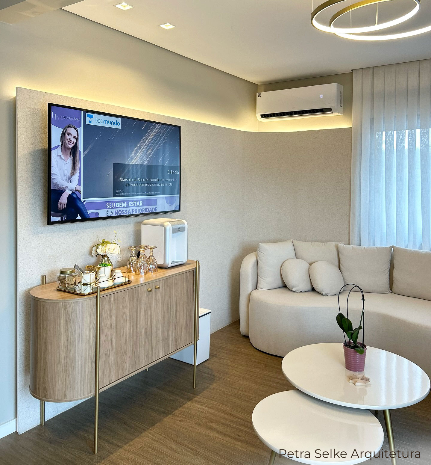 Sala de espera moderna com led, em clínica. Móvel arredondado em bege e madeirado claro