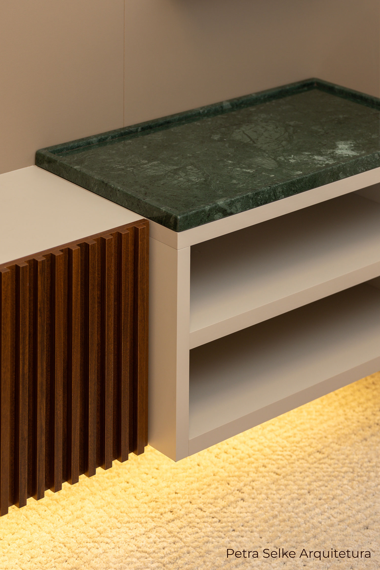 Móvel de sala de TV com frente de gaveta ripada em madeirado escuro, prateleira em MDF claro e bandeja de mármore Verde Alpi