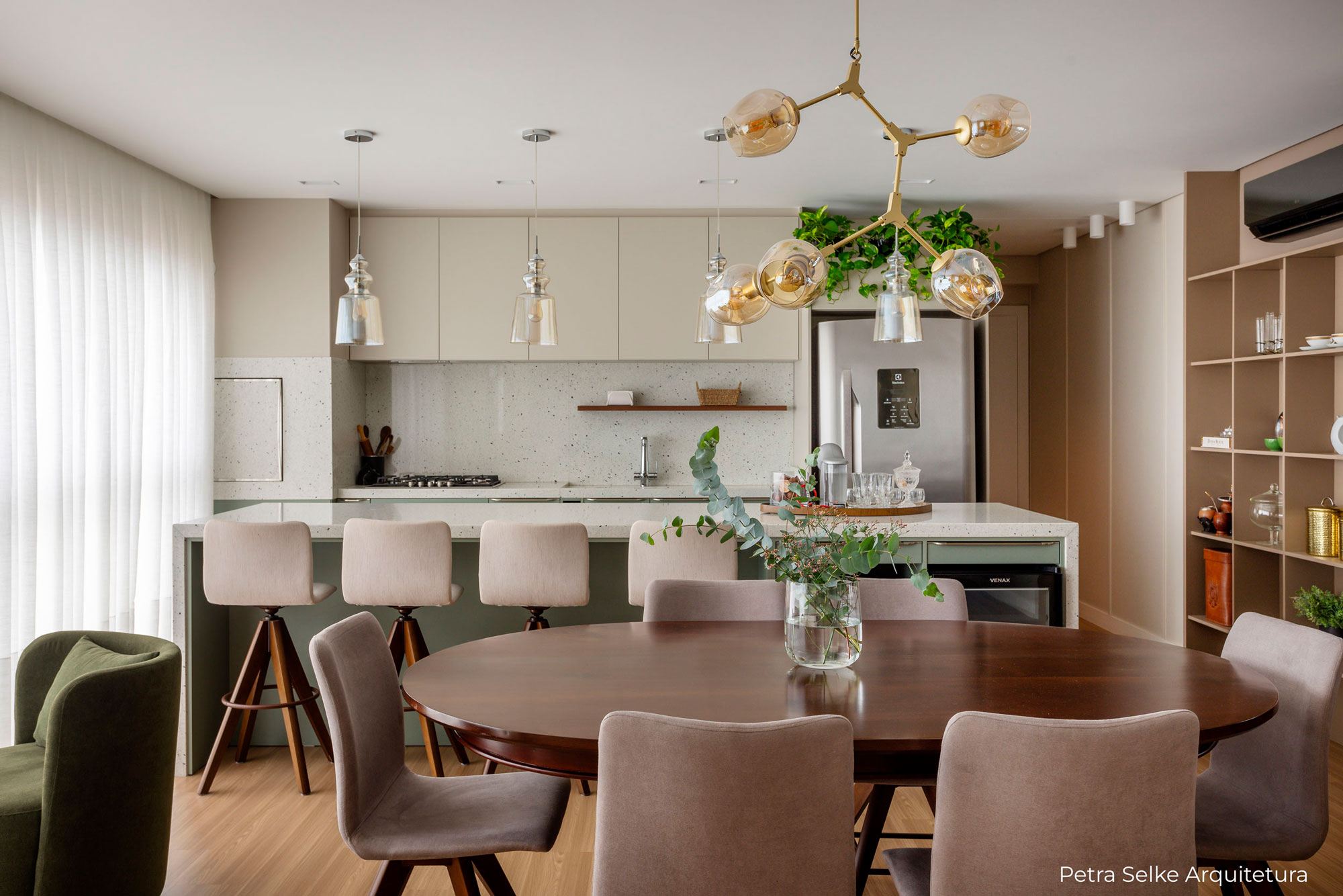 Living moderno em MDF bege e Verde. Cozinha com aéreo e ilha com bancada. Móvel de nichos na lateral