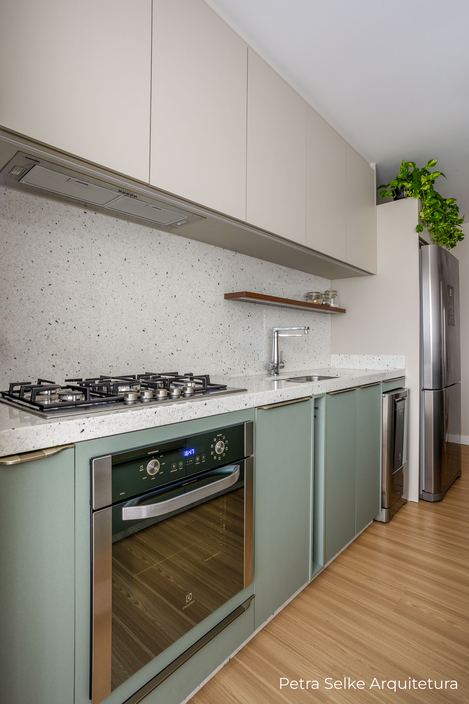 Cozinha moderna clean com aéreo em MDF bege e balcões em MDF verde