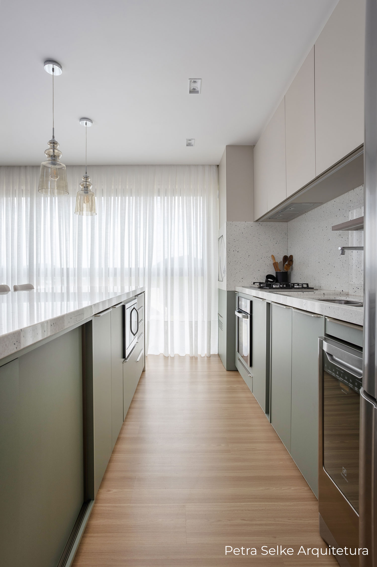 Cozinha moderna clean com aéreo em MDF bege e balcões em MDF verde