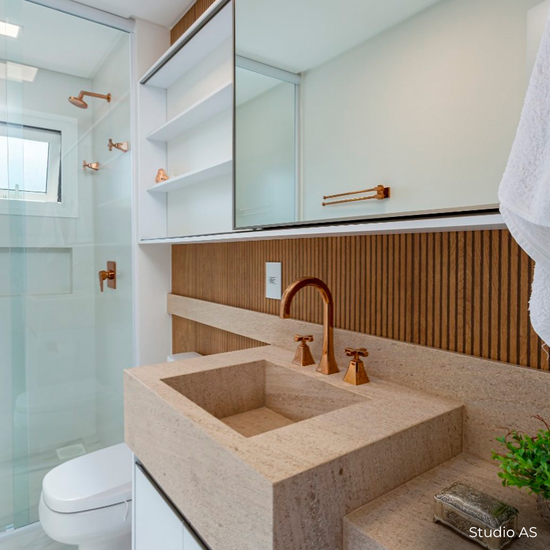 Banheiro com aéreo de porta deslizante em espelho e nichos em MDF branco. balcões em MDF branco e painel em madeirado ripado revestindo toda a parede.