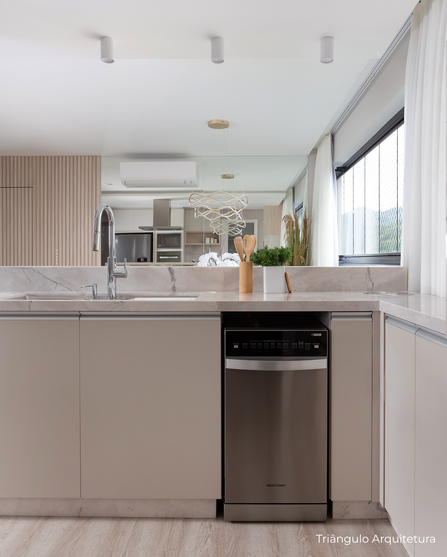 Bancada cozinha pia moderna, em MDF bege e área para máquina de lavar louças