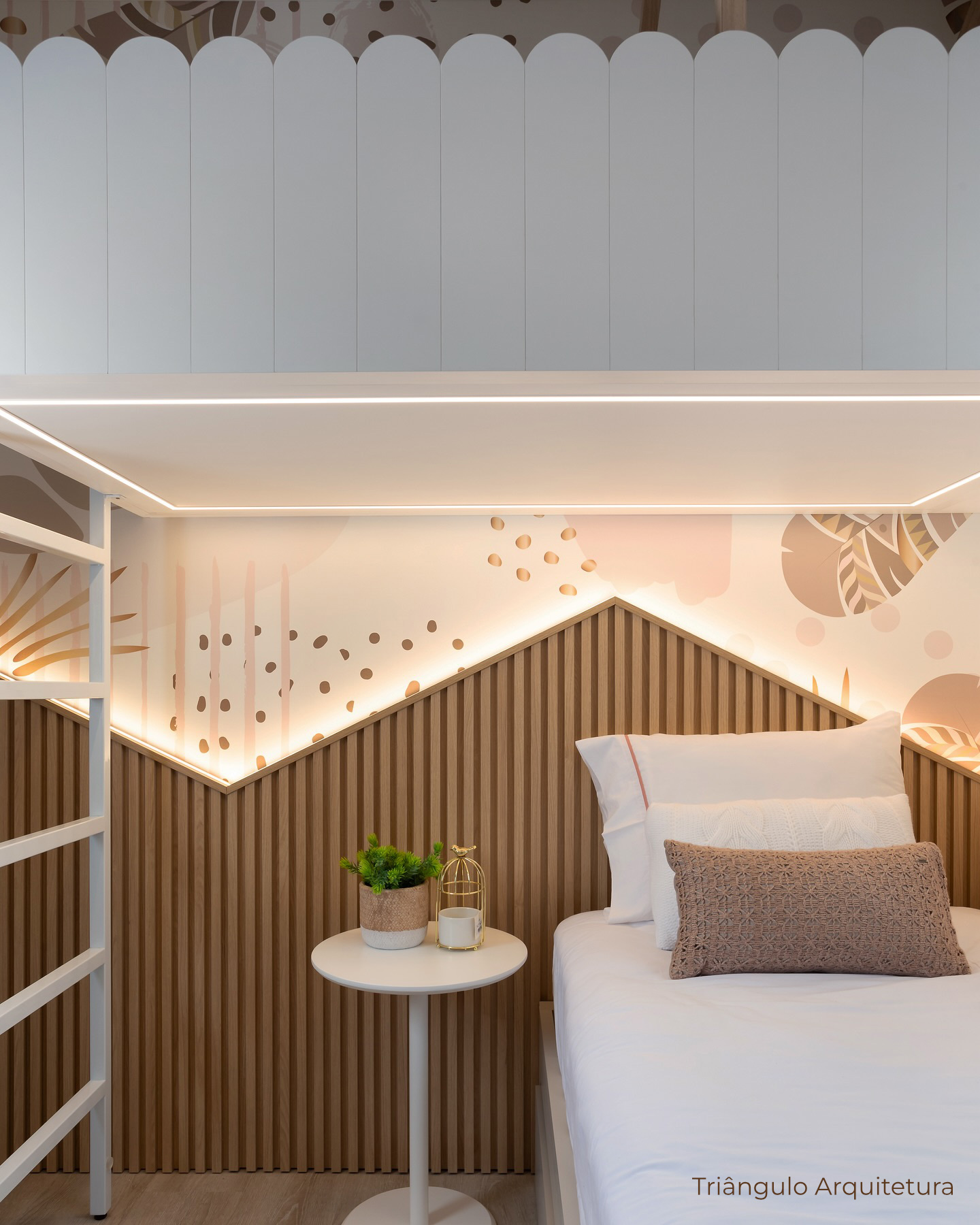 Quarto menina com LED, painel ripado geométrico e beliche em MDF branco. Papel de parede com detalhes em rosa. Mesa de canto branca com base de metal e cama de solteiro