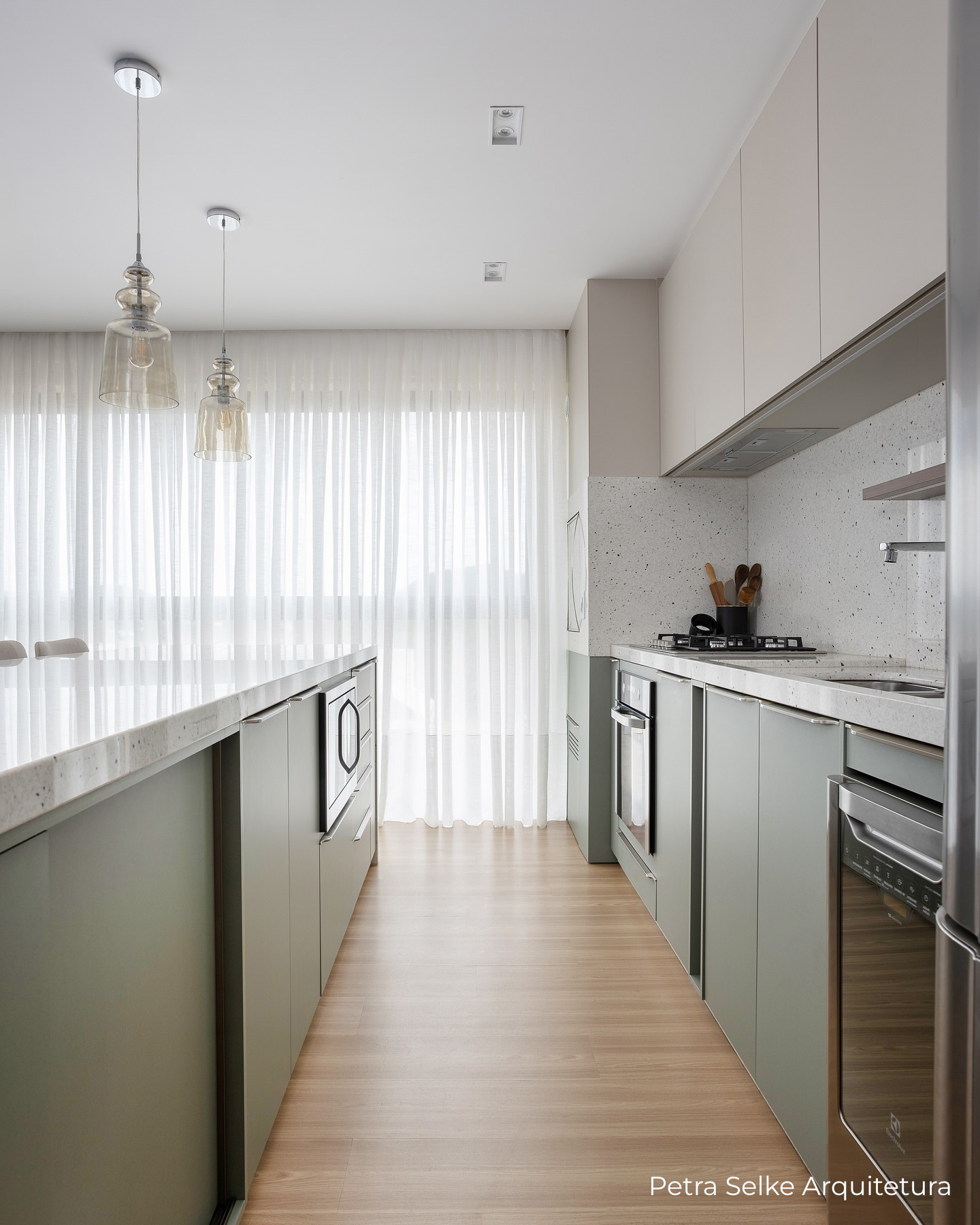 Cozinha moderna clean com aéreo em MDF bege e balcões em MDF verde