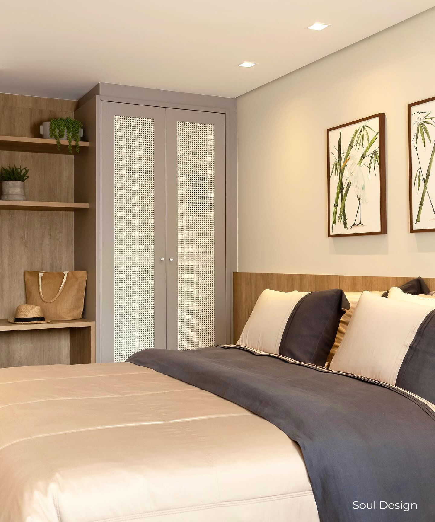 Quarto de hotel aconchegante, cabeceira em MDF madeirado claro e painel com escrivaninha em MDF madeirado claro. Roupeiro em MDF bege com portas usinadas e palha indiana branca