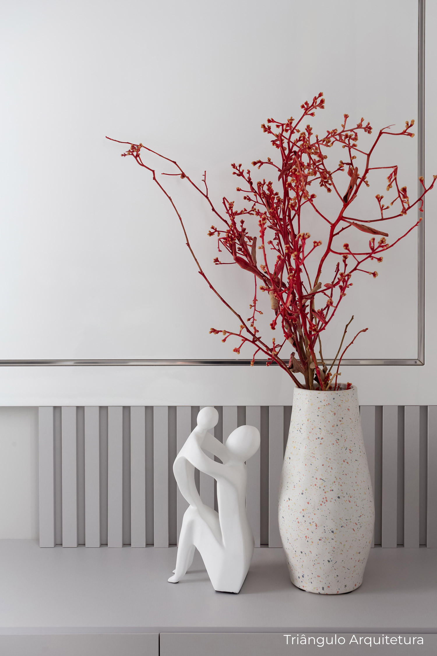 Móvel de quarto com painel em MDF branco e detalhe de perfil metálico. Painel ripado e cinza claro e móvel com tampo e gavetas em MDF cinza